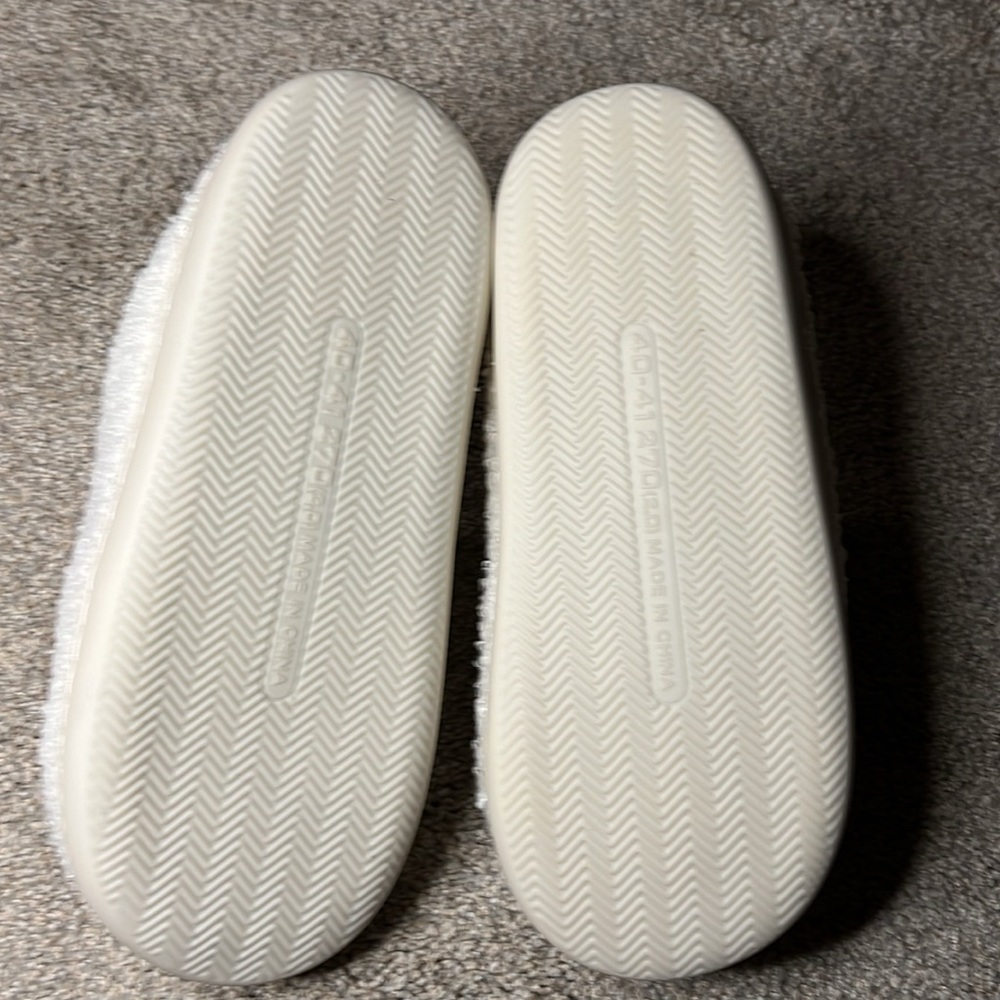 NEW Rainbow 7.5-8 Slippers Ivory/White Soft Plush Faux Fur Comfy Warm Slip-On - Picture 2 of 7